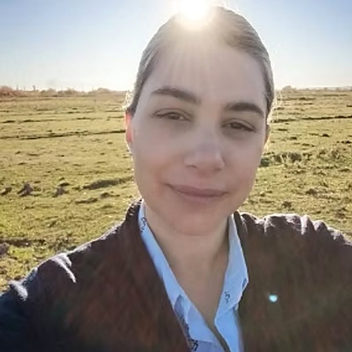 Retrato de Laura Butti, en un campo a contraluz.
